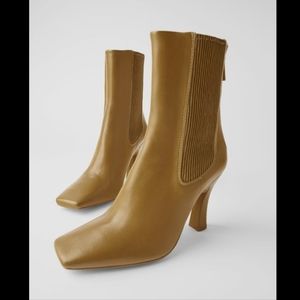 BNWT! High heel stretch leather ankle boots